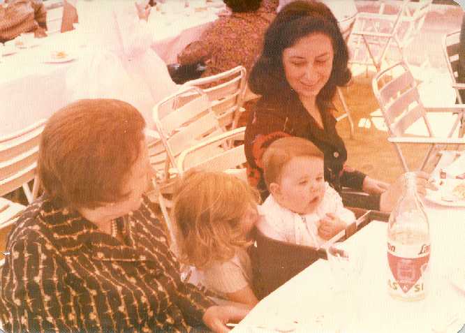 Rosita con su mamá y abuela. Sevilla, 1978