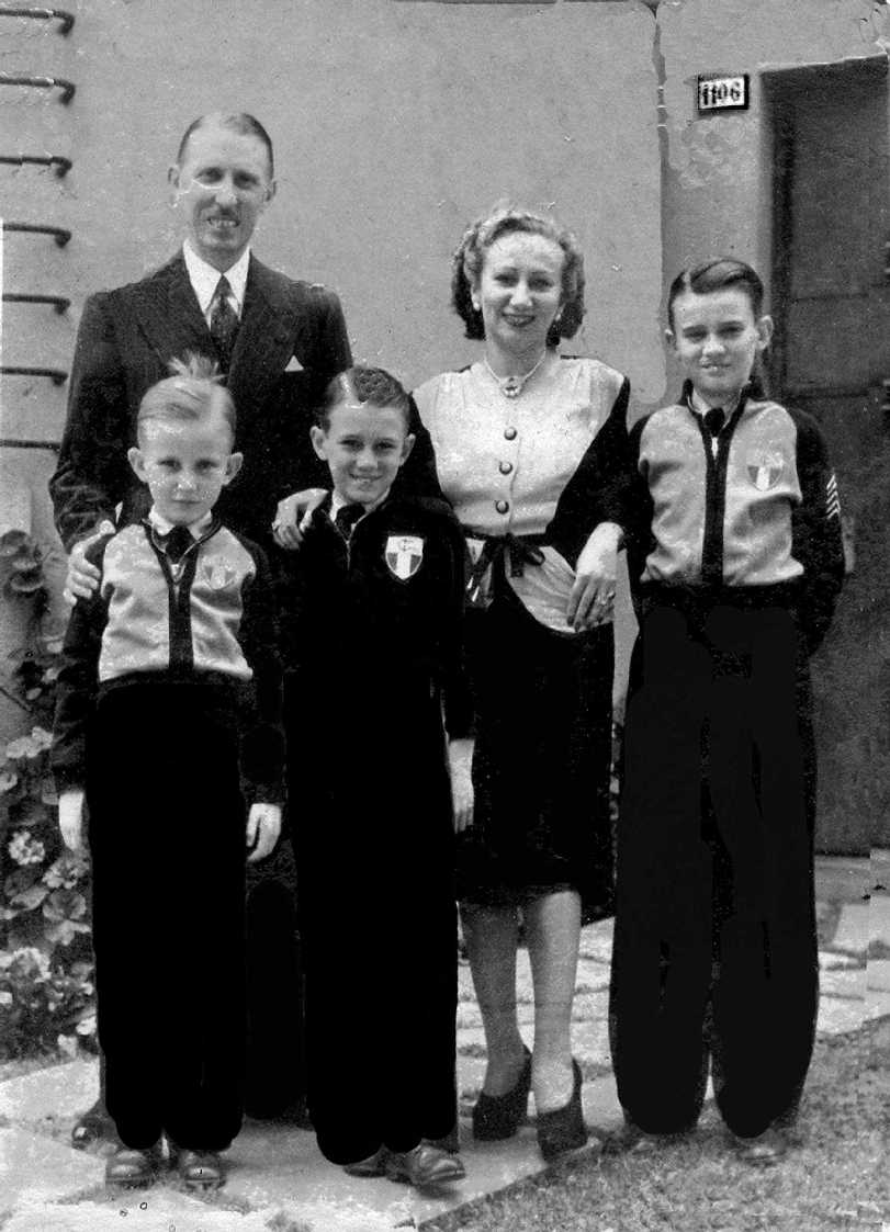 Los tres hermanos con mis padres. Miraflores, 1948